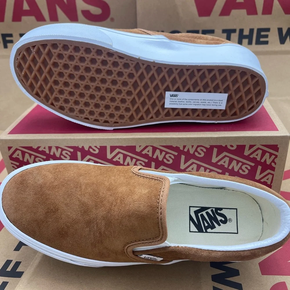 Vans NUBUCK Classic Slip-On Platform Shoe
Stackform Sneakers 
Nubuck Chipmunk - Picture 3 of 16